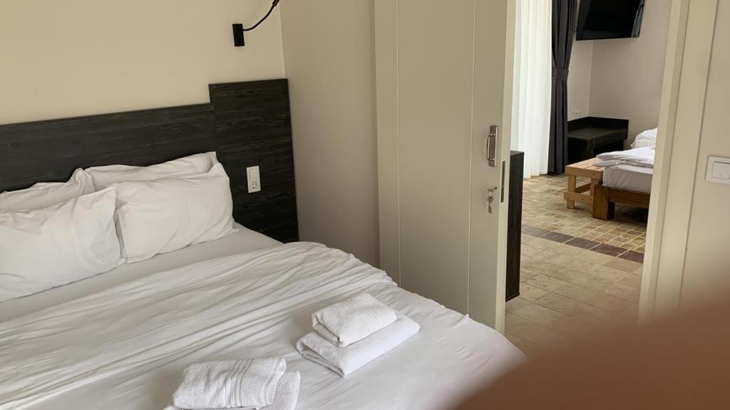 Cesmekes Otel Bagian luar foto
