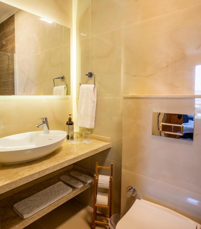 Cesmekes Otel Bagian luar foto